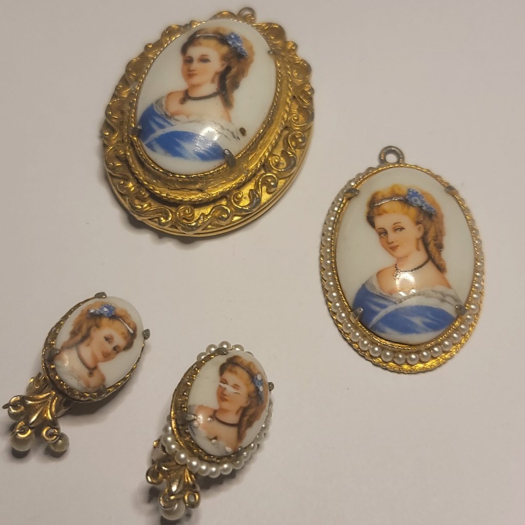 Limoges France Cameo Locket, Pendant And Clip On Earrings.